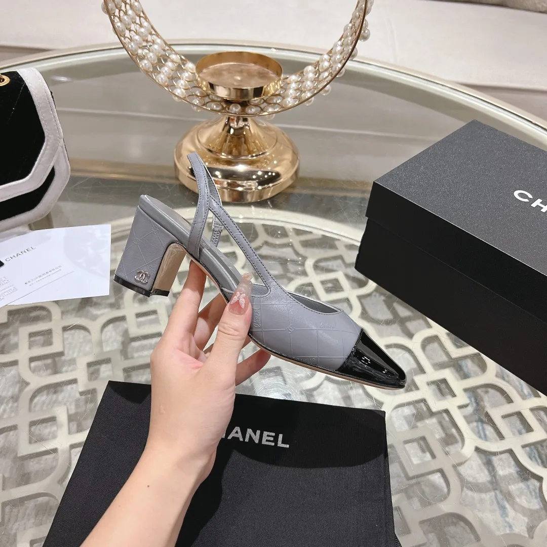 👟👟Ex-factory price 540👟👟 CHANEL Xiangjia 24vs spring and summer new fashion sandals series... Chanel is a very comprehensive noble fashion lifestyle brand. The same models are sold by major fashion bloggers and celebrities in Hong Kong, the United States, and other countries. They are simply beautiful. I fall in love with elegance and the playful sense of the future. I want to own them right away just by looking at them. But you can really think about a pair of exquisite high heels. This series is specially designed for extraordinary and indifferent ladies to create a unique overall effect. CHANEL designs products that inspire women to move forward and highlight their charm... 1️⃣Material: Original customized patent leather + imported sheepskin 2️⃣Inner lining: Original customized imported sheepskin 3️⃣Feet: Original customized imported sheepskin 4️⃣Outsole: Genuine leather sole imported from Italy 5️⃣Heel height: 2.5cm/6.5cm/9cm 6️⃣Number: 34-43 (34.40.41.42.43 customization is not returnable) 7️⃣Packaging: The latest and exquisite full set of packaging at the counter